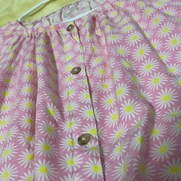 Cute Daisy button up shirt amazing fabric - Picture 2 of 2